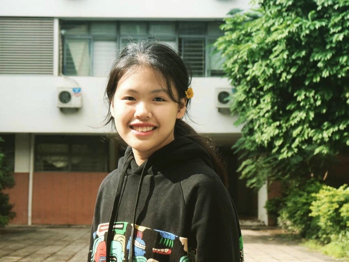 Lê Hà Thu (19 tuổi, Hà Nội) muốn truyền tải đến tất cả những người yêu thích nhạc cụ dân tộc qua lớp học "xóa mù' nhạc của mình. Ảnh: NVCC. 