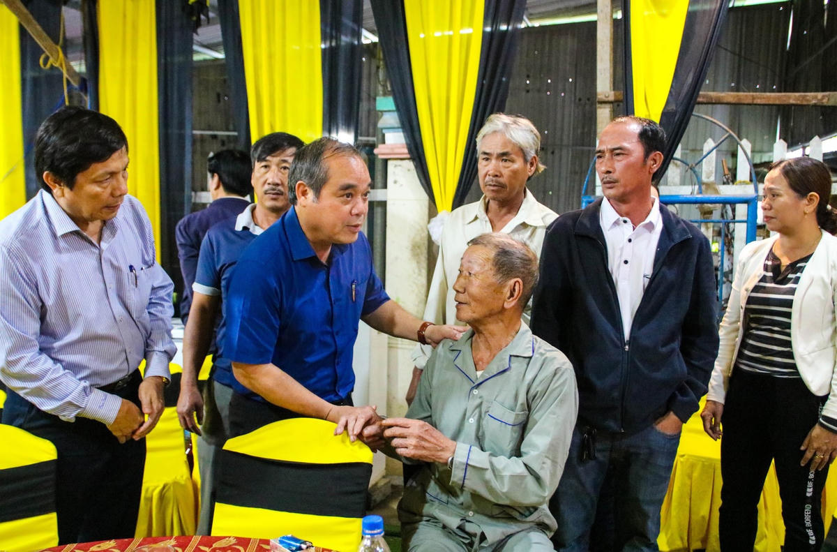 Ông Trần Hoàng Tuấn thăm hỏi, động viện các gia đình nạn nhân trong vụ TNGT.