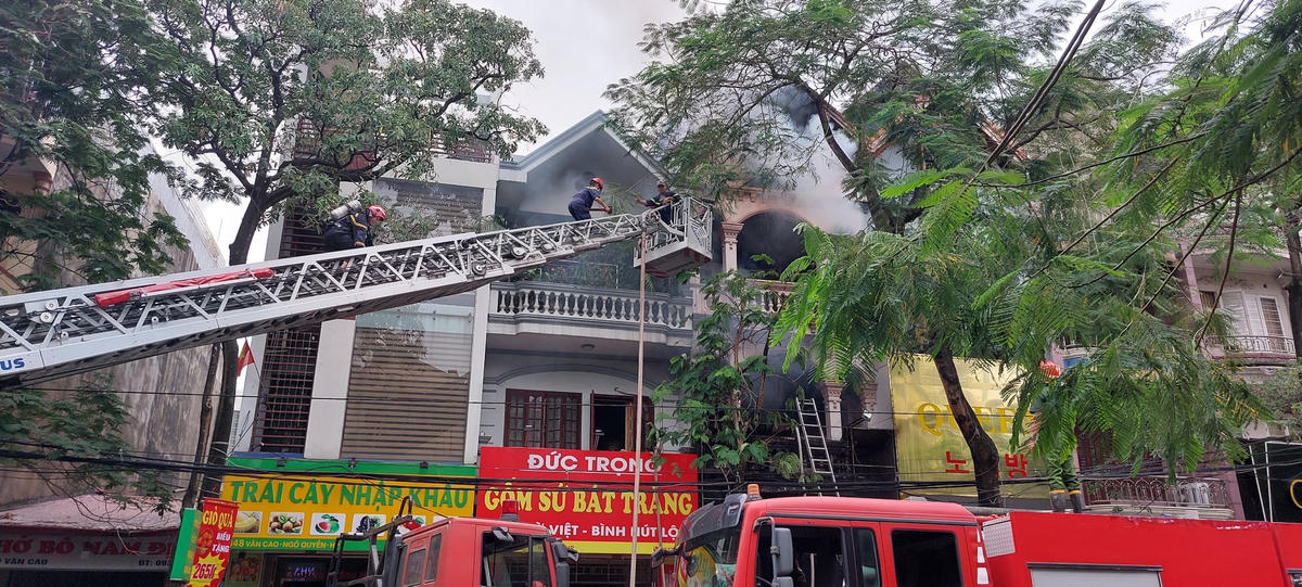 Đến khoảng 16h30, lực lượng chức năng đã khống chế được đám cháy và tiến hành tìm kiếm người còn mắc kẹt.