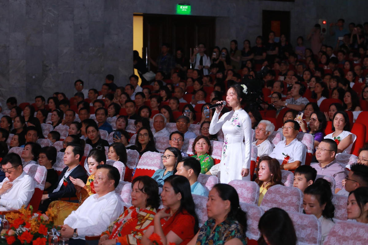 Ca sĩ Hiền Thục tiếp tục lấy nước mắt của khán giả khi thể hiện ca khúc "Nhật ký của mẹ".