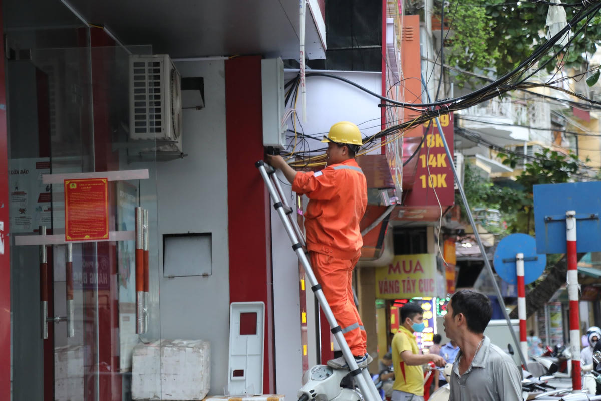 Mùa hè, giá điện tăng đưa đến nhiều lo ngại. Ảnh: Quang Vinh.