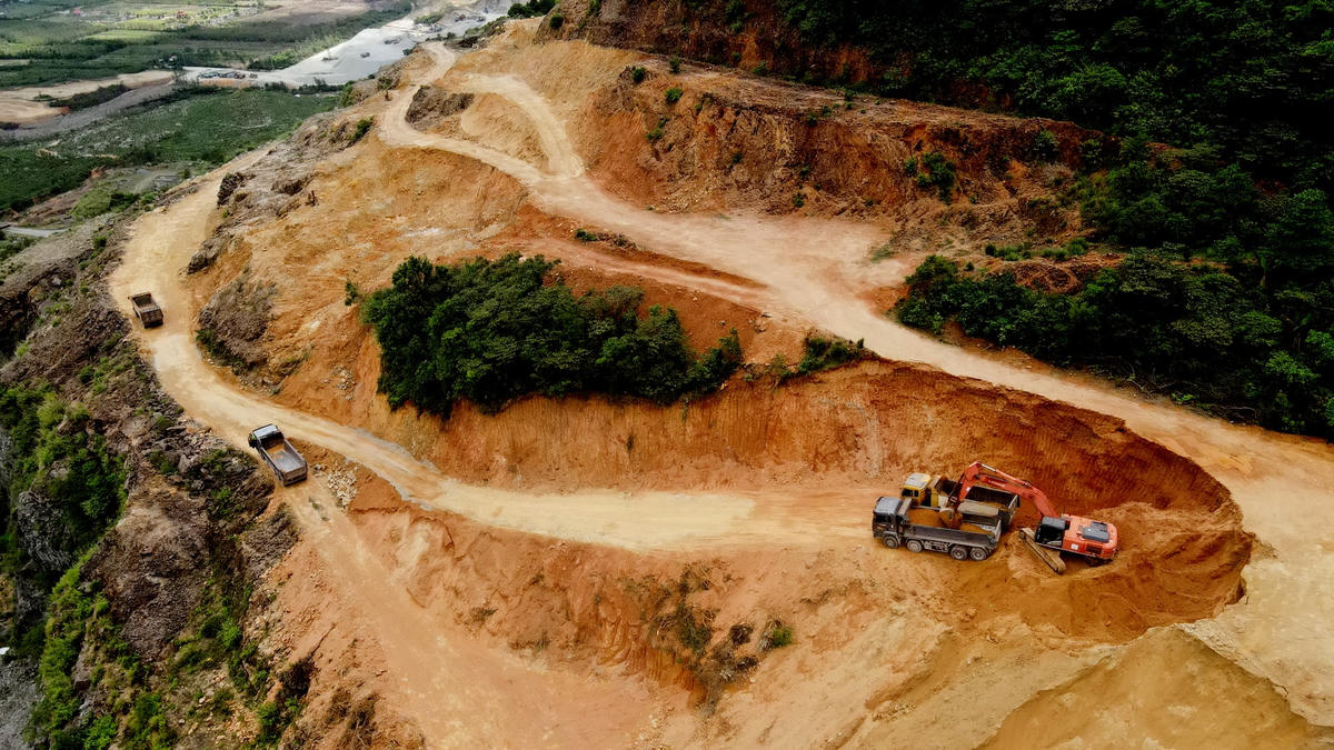 "Về luật, nếu đứng ở góc độ doanh nghiệp thì mua rồi, nộp tiền cấp quyền khoáng sản là được quyền khai thác nhưng về mặt Nhà nước là muốn khai thác phải hoàn thiện thủ tục thuê đất”, đại diện doanh nghiệp nói.