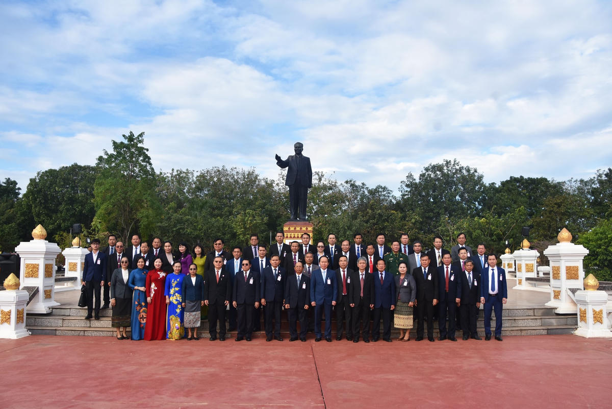 Đoàn đại biểu hai nước tham dự Hội nghị quốc tế xây dựng đường biên giới Lào – Việt Nam hòa bình, hữu nghị, hợp tác cùng phát triển năm 2022 dâng hoa tại Đài tưởng niệm Kaysone Phomvihane tại tỉnh Savannakhet, nước CHDCND Lào.