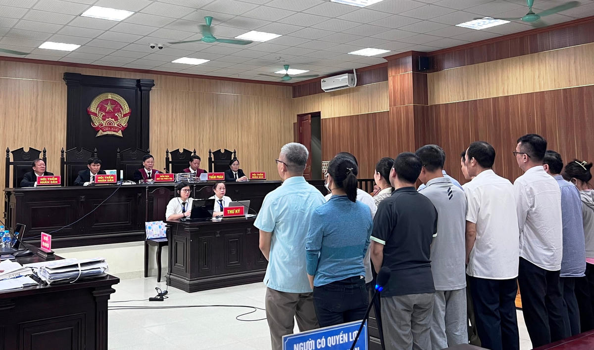 Các bị cáo nghe HĐXX tuyên án.
