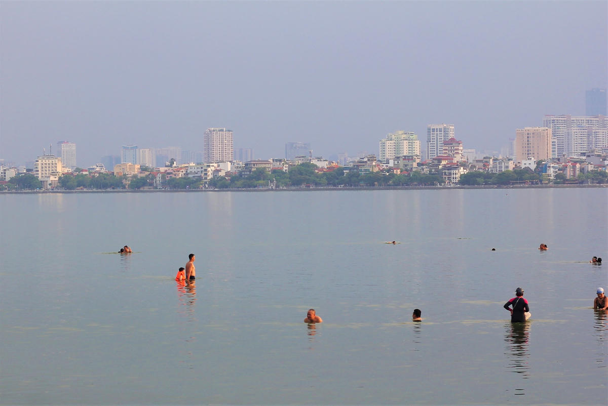 Lý do người dân kéo nhau đến Hồ Tây tắm phần lớn là do bãi tắm vừa được miễn phí, vừa không cần phải chen chúc.