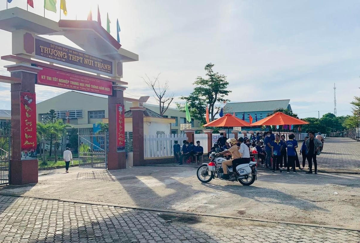 CSGT sử dụng xe đặc chủng chở thí sinh Thắng đến điểm thi an toàn.