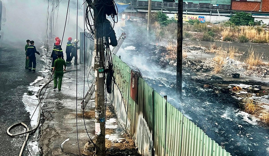 Lực lượng chức năng dập tắt đám cháy kịp thời. Ảnh: CTV.