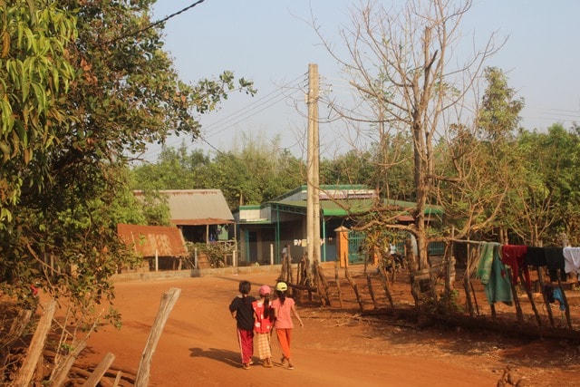 Dẫu nhiều thôn, buôn ở vùng biên giới còn khó khăn nhưng bác sĩ Linh vẫn quyết tâm bám trụ để giúp người dân chữa bệnh bằng tất cả tình yêu thương của người thầy thuốc.