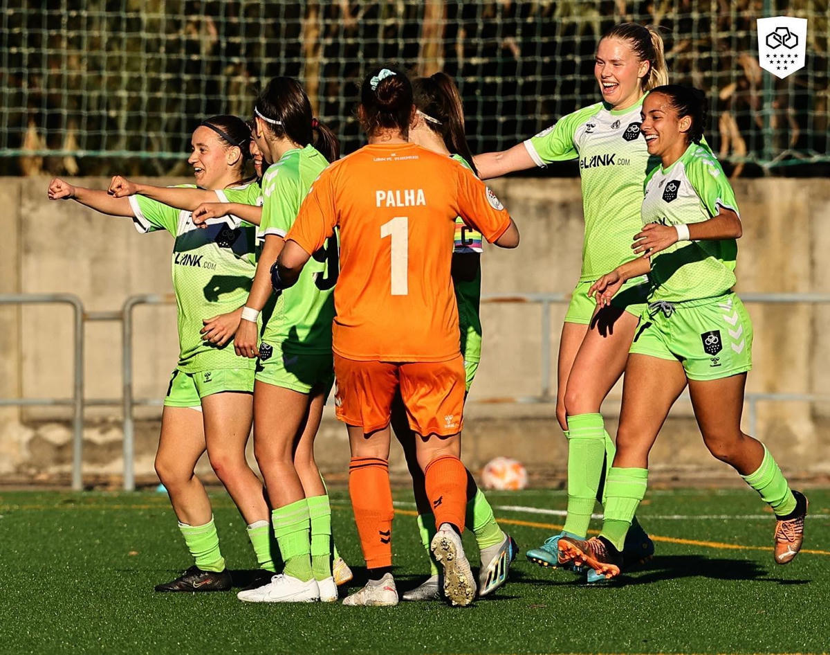 Huỳnh Như cùng đồng đội và ăn mừng theo vũ điệu "See tình". Ảnh: Lank FC.