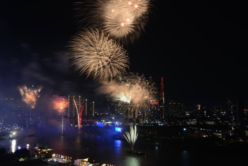 Khoảnh khắc pháo hoa rực sáng, tuyệt đẹp trên bầu trời thành phố Hồ Chí Minh. (Ảnh: Mạnh Linh/TTXVN)