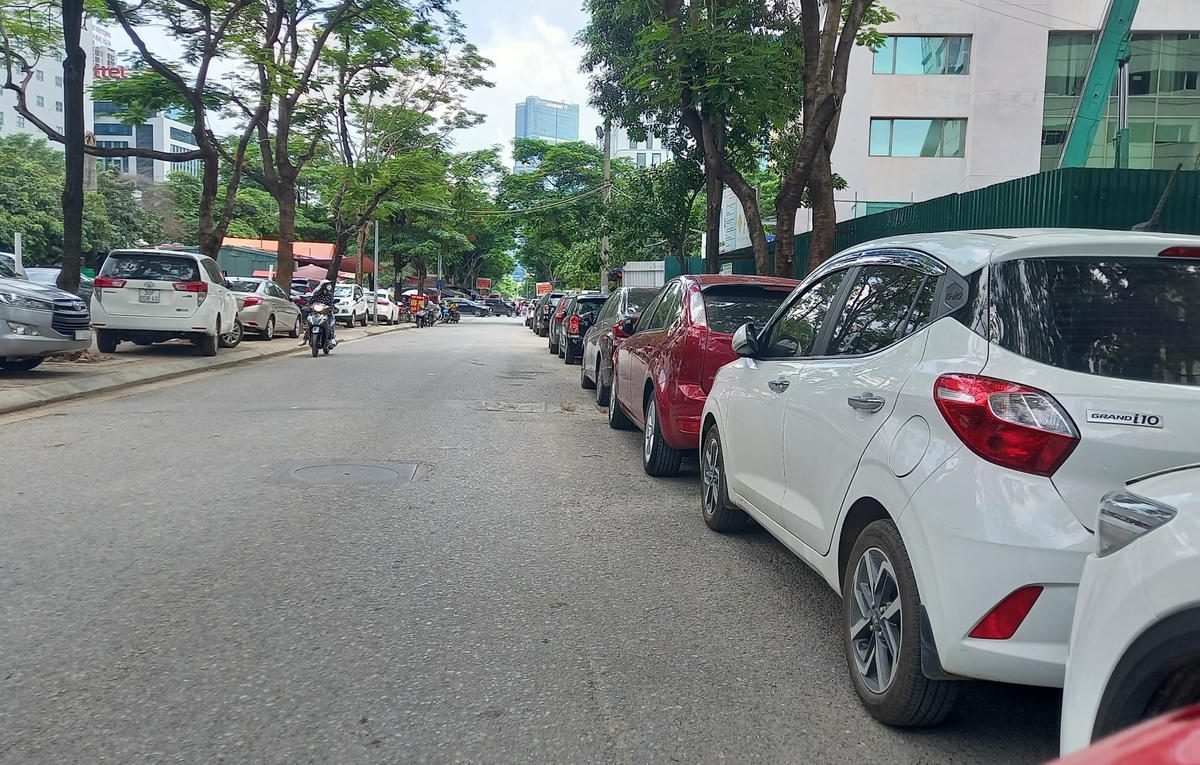 Cầu Giấy: Ô tô thỏa sức lấn chiếm lòng đường, vỉa hè dù có biển cấm đỗ