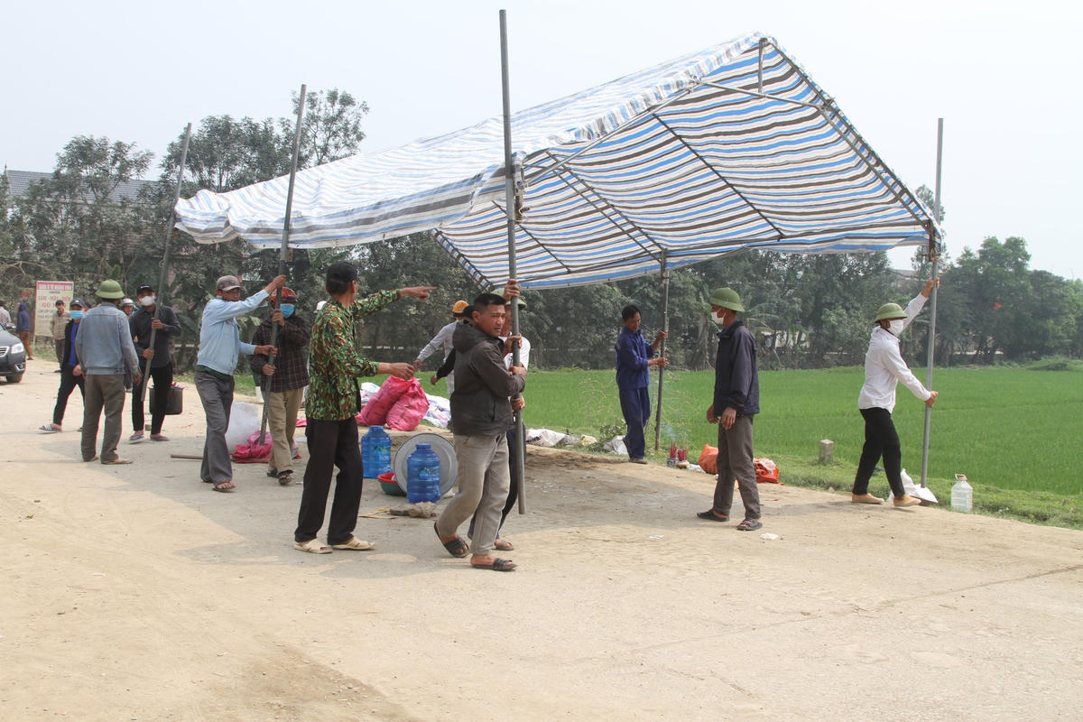 Phía bên ngoài, bà con láng giềng đang dựng rạp giúp gia đình các nạn nhân xấu số.