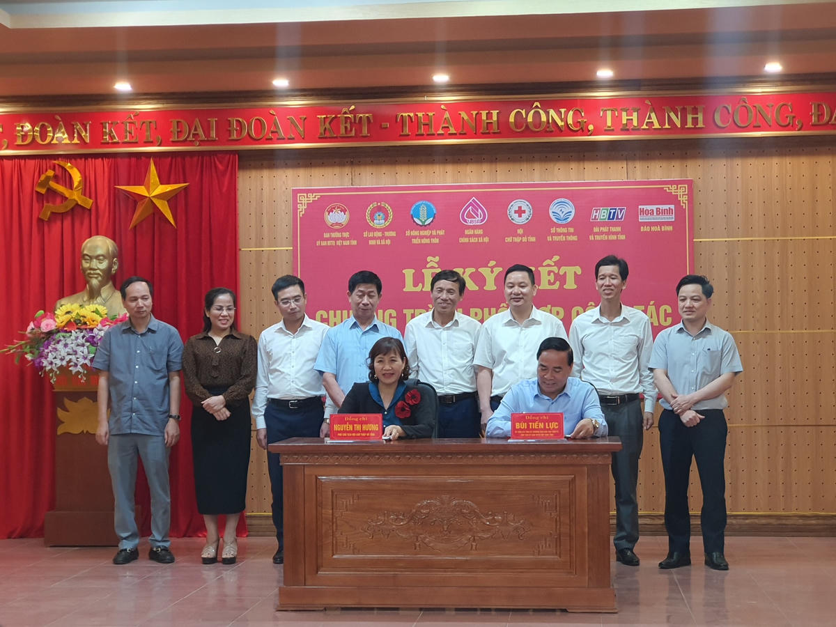 Bà Nguyễn Thị Hương, Phó Chủ tịch Hội chữ thập đỏ tỉnh Hòa Bình ký kết phối hợp công tác với Lãnh đạo Ủy ban MTTQ Việt Nam tỉnh Hòa Bình.