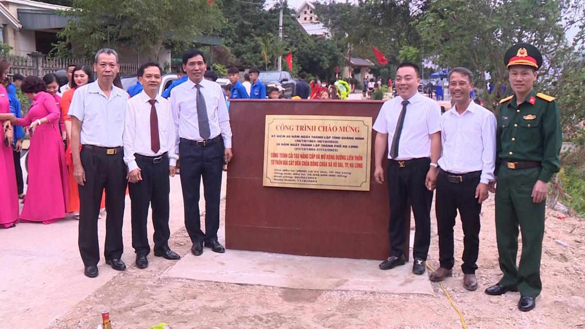 Chủ tịch UBND TP Hạ Long Nguyễn Tiến Dũng cùng các đại biểu thực hiện gắn biển công trình chào mừng 60 năm Ngày thành lập tỉnh Quảng Ninh, 30 năm Ngày thành lập TP Hạ Long tại xã Vũ Oai.