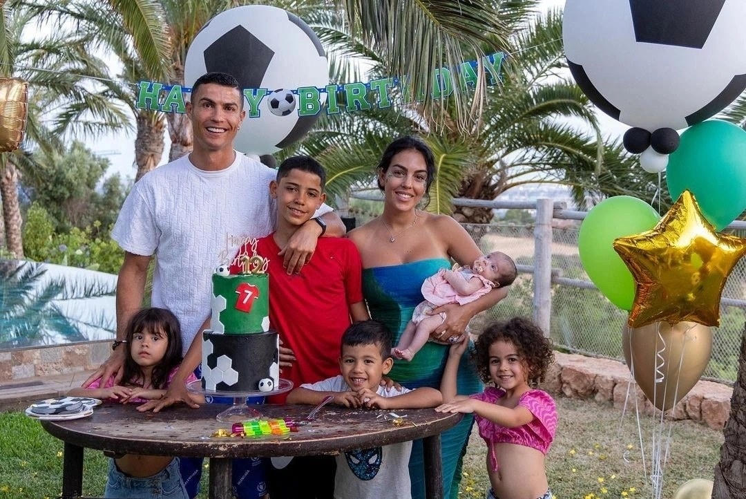 Gia đình của Ronaldo (Ảnh: Daily Mail).