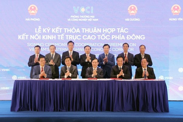 Lãnh đạo các tỉnh, thành phố Quảng Ninh, Hải Phòng, Hải Dương, Hưng Yên ký kết Thỏa thuận hợp tác kết nối kinh tế trục cao tốc phía Đông, tháng 7/2022.
