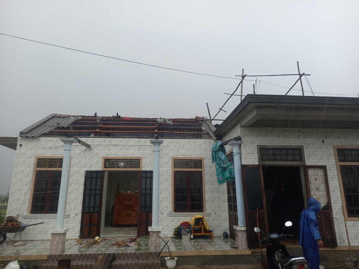 Lốc xoáy khiến hàng chục ngôi nhà ở Thừa Thiên - Huế bị tốc mái. Ảnh: CTV.