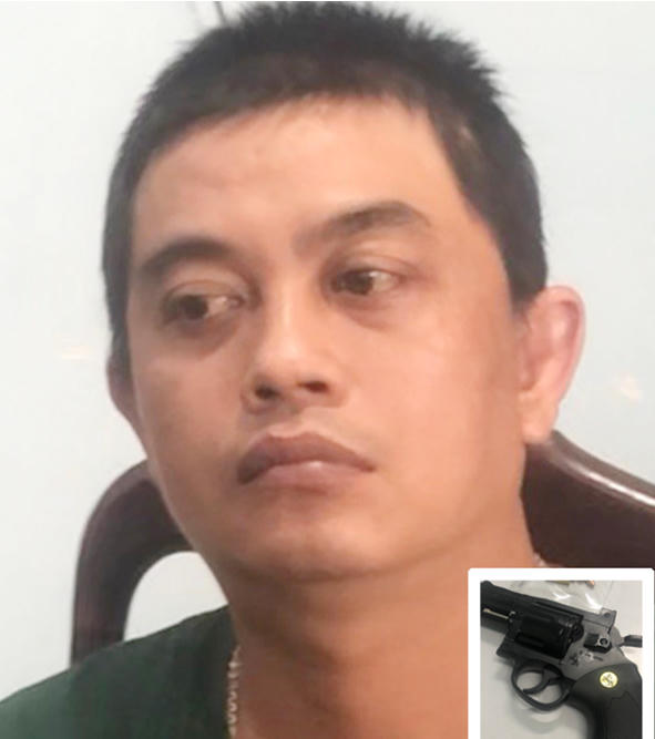 Đối tượng Dương Quang Mẫn cùng tang vật là khẩu súng thu giữ tại nhà. Ảnh: CAĐN