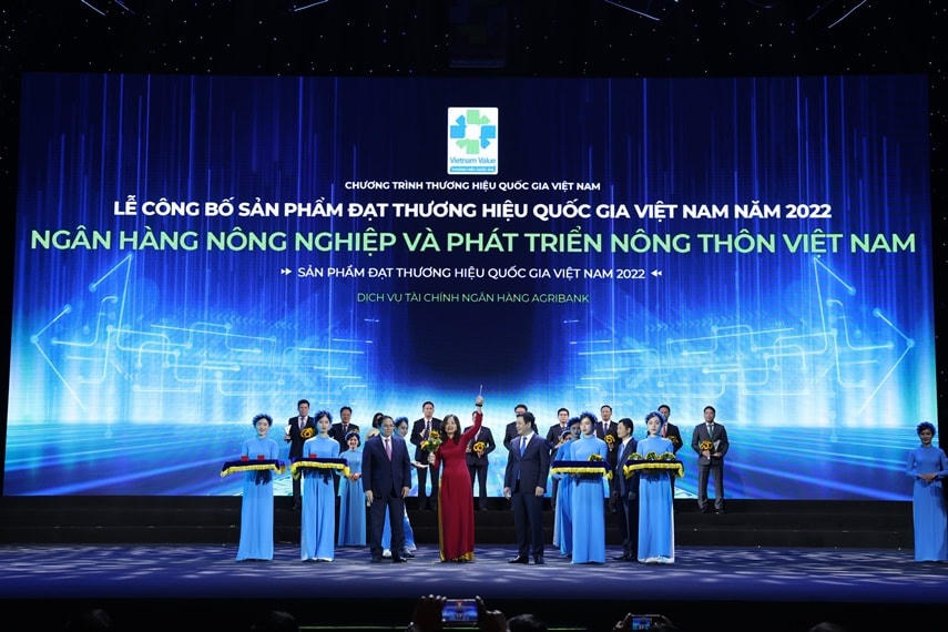 Đại diện Agribank nhận giải Thương hiệu Quốc giá 2022
