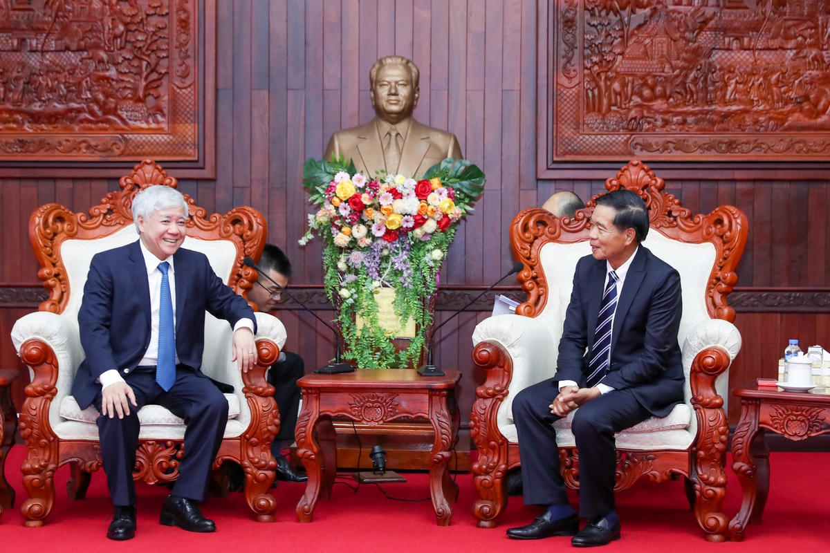 Chủ tịch UBTƯ MTTQ Việt Nam Đỗ Văn Chiến trò chuyện cùng Chủ tịch Ủy ban Trung ương Mặt trận Lào xây dựng đất nước Sinlavong Khoutphaythoune trước cuộc Hội đàm. Ảnh: Quang Vinh.