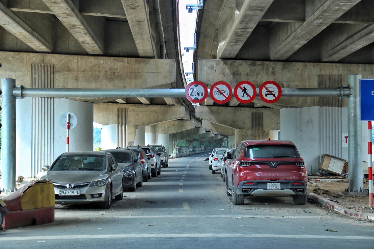 Tuy nhiên, dù đã hoàn thành được gần nửa năm nhưng không hiểu vì lý do gì mà cầu vòm sắt vẫn chưa đi vào hoạt động. Vì vậy, hàng dài ô tô ngang nhiên biến nơi đây thành bãi đỗ xe ngay dưới biển cấm.