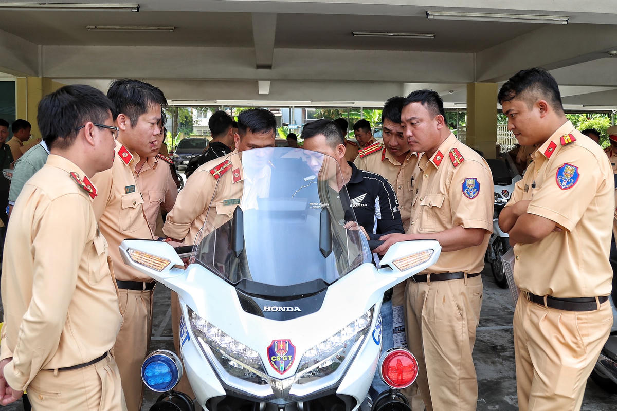 Sau khi được bàn giao nhưng siêu mô tô dẫn đoàn các cán bộ chiến sĩ được tập huấn sử dụng xe.
