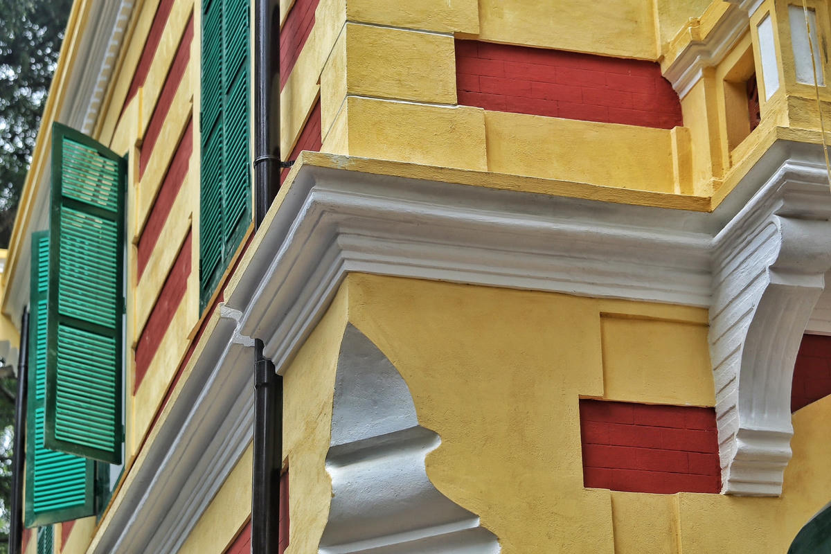 "Hiện tại, các chuyên gia đang quét thử nghiệm một số màu vôi để lựa chọn ra màu vôi gốc nhằm đảm bảo tính chân xác tối đa cho công trình. Màu vôi tường hiện nay chưa phải là màu chính thức của công trình", UBND quận Hoàn Kiếm cho hay.