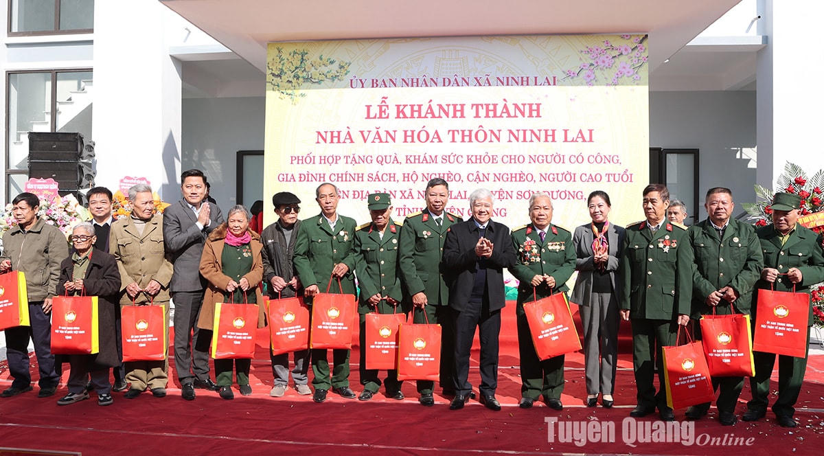Chủ tịch Đỗ Văn Chiến cùng các đồng chí lãnh đạo, đại biểu tặng quà cho người có công, gia đình chính sách xã Ninh Lai.