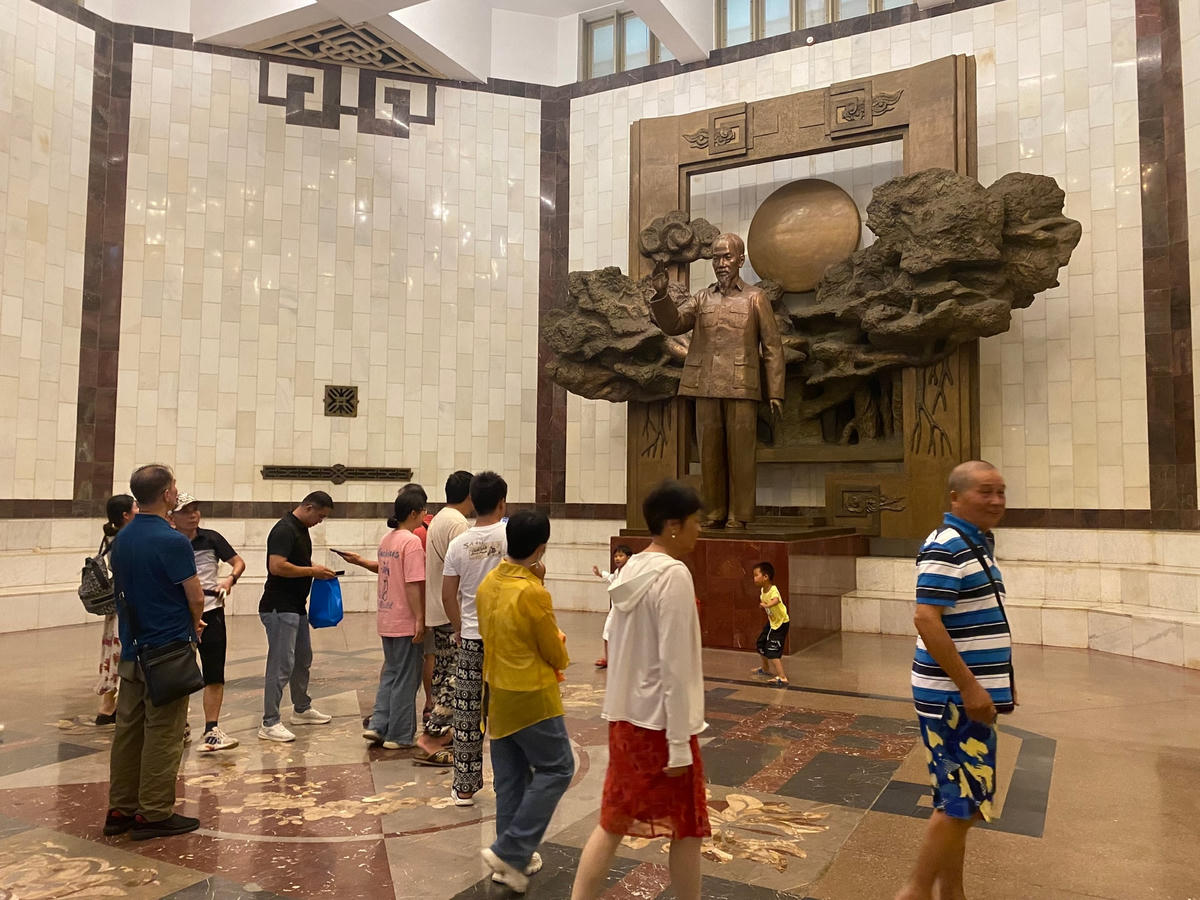 Du khách đứng xếp hàng tại quầy mua vé. Bảo tàng Hồ Chí Minh miễn phí vé tham quan đối với công dân Việt Nam và chỉ thu phí 40.000 đồng đối với khách nước ngoài.