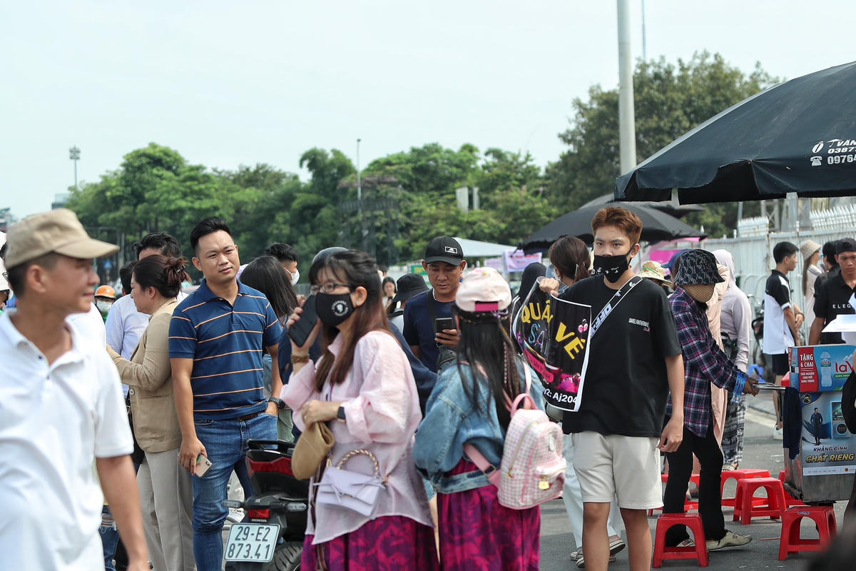 Nhiều phe vé chấp nhận lỗ nhưng vẫn "đỏ mắt" tìm người mua.