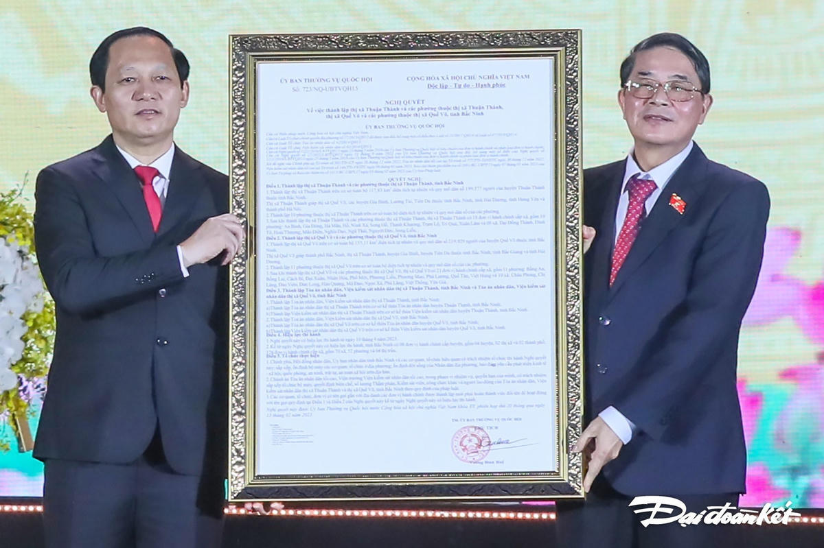 Phó Chủ tịch Quốc hội Nguyễn Đức Hải trao Nghị quyết của Ủy ban Thường vụ Quốc hội thành lập thị xã Quế Võ. Ảnh: Quang Vinh.