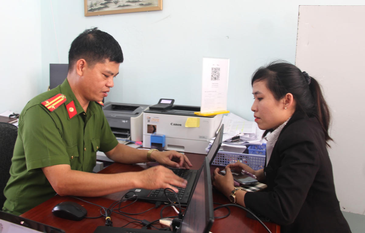 Lực lượng Công an hướng dẫn công dân thực hiện cấp tài khoản VNelD mức độ 2.