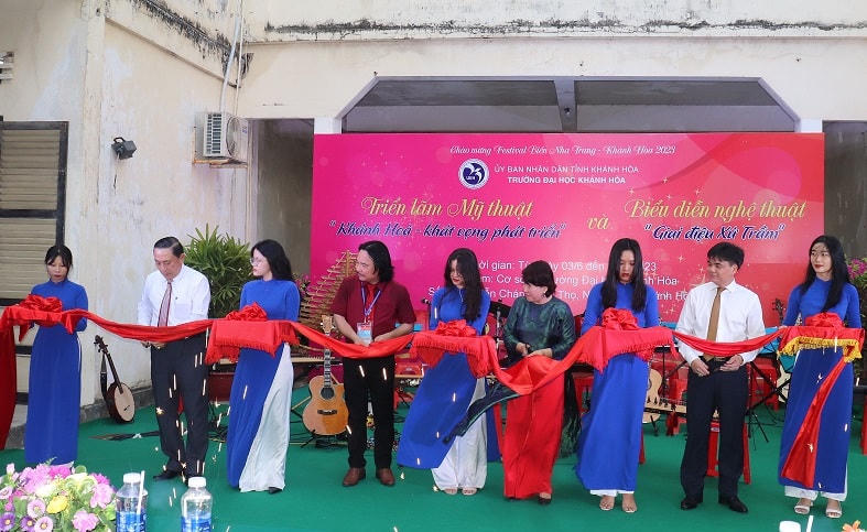 Các đại biểu cắt băng khai mạc. 