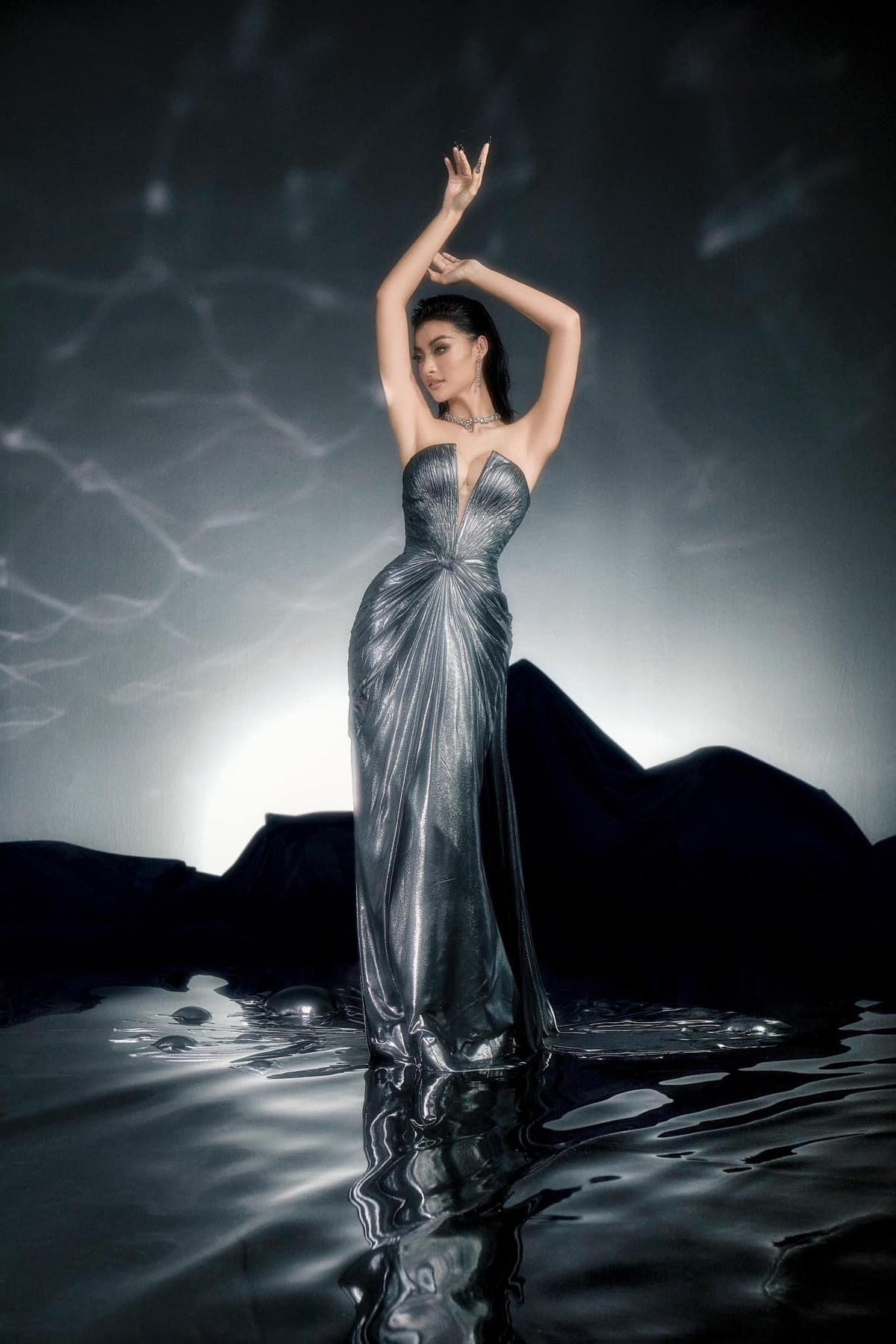 : Xuất hiện trong chiếc đầm đen vô cùng sang trọng, Lona Kiều Loan thể hiện sự đam mê cái đẹp và nghệ thuật.