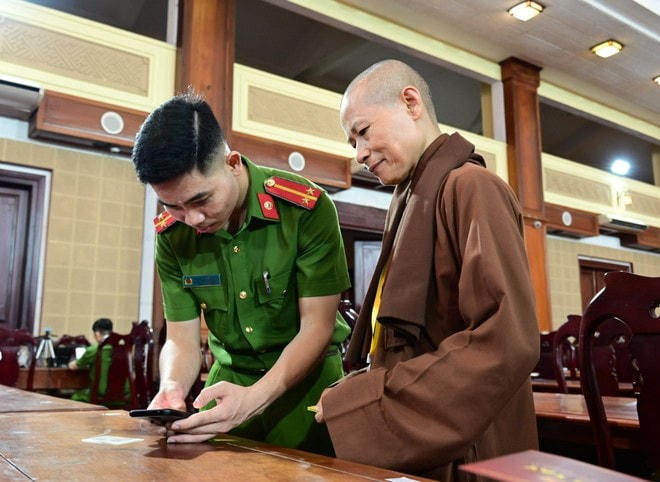 Chư tôn đức cùng Tăng, Ni sinh được hướng dẫn đăng ký kích hoạt và sử dụng tài khoản định danh điện tử.