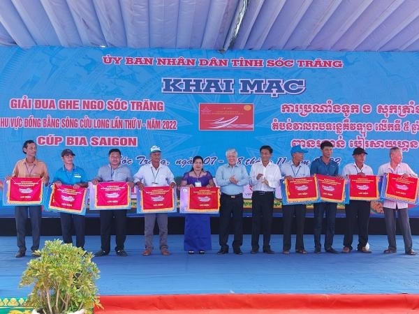 Bí thư Trung ương Đảng, Chủ tịch UBTƯ MTTQ Việt Nam Đỗ Văn Chiến trao cờ lưu niệm cho các đội tham gia tại giải.