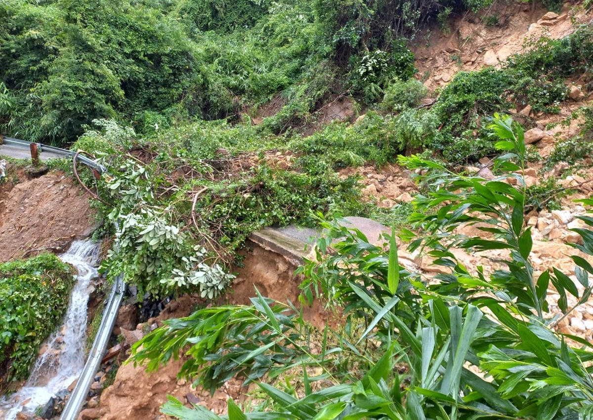 Điểm sạt lở tuyến đường ĐT611 tại Km24+700 đèo Le. 