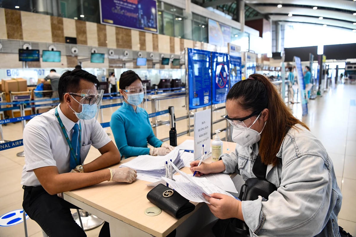 Chủ động giám sát, phòng dịch tại cửa khẩu hàng không Nội Bài. Ảnh: TL.