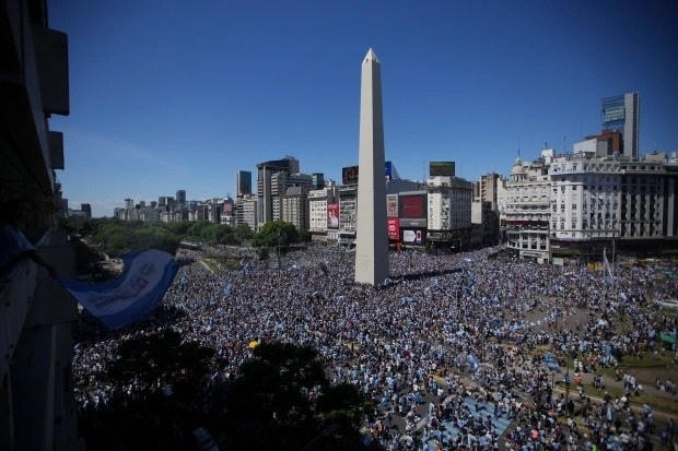 Một góc quảng trường thủ đô Buenos Aires của Argentina khi hàng nghìn cổ động viên kéo đến cùng nhau ăn mừng chiến thắng (Ảnh: AP).