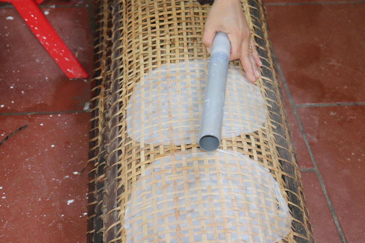 Theo chị Nguyên, dù đơn hàng có nhiều, bà con cũng không bao giờ chạy theo số lượng mà dẫn đến làm ẩu, ra những loạt bánh kém chất lượng, ảnh hưởng đến uy tín cũng như niềm tin của khách hàng mà khả năng làm được đến đâu mới dám nhận đến đó.