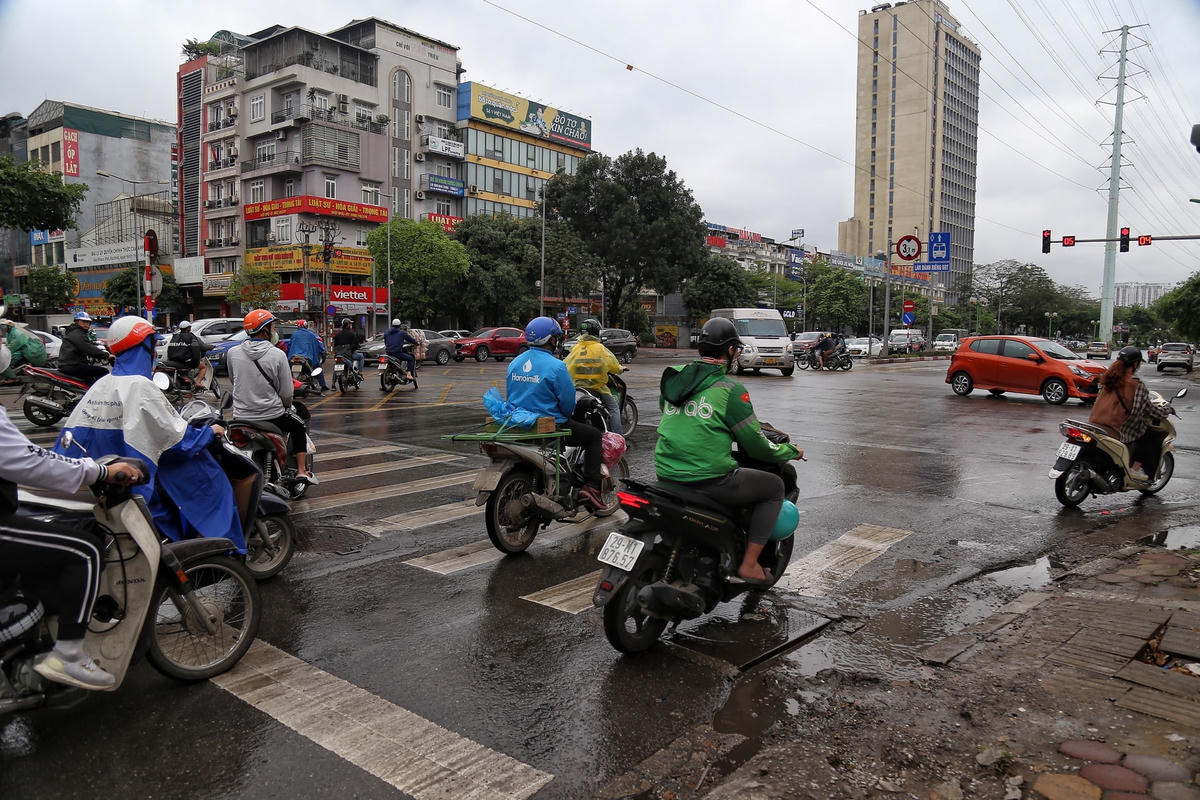Tương tư, tại tuyến đường Tố Hữu hàng loạt chiếc xe máy vi phạm Luật Giao thông.