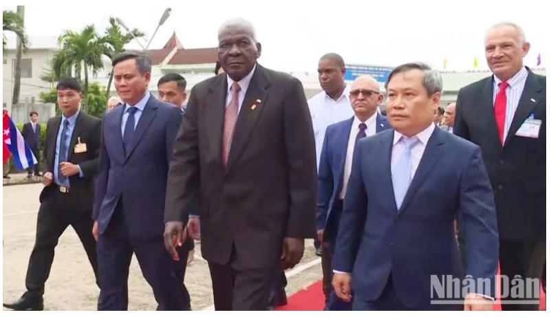 Đồng chí Esteban Lazo Hernandez và Đoàn đại biểu Cuba thăm Bệnh viện hữu nghị Việt Nam-Cuba Đồng Hới.