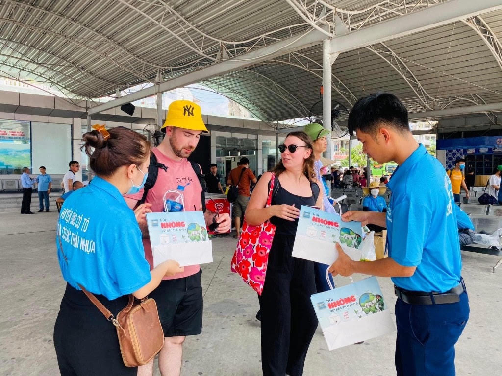 Cán bộ huyện Cô Tô tuyên truyền và cung cấp túi giấy thay thế túi nilon cho du khách. Ảnh chụp tháng 9/2022: QMG.