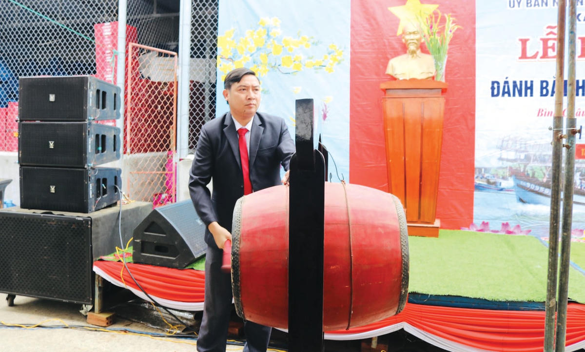 Lãnh đạo huyện Bình Sơn đánh trống ra khơi đầu năm mới.  
