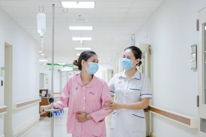 Điều dưỡng chăm sóc bệnh nhân Ảnh: BV Trung ương Quân đội 108.