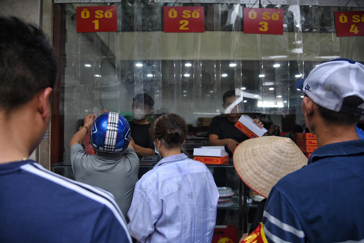 Cửa hàng này có 4 ô bán bánh đều trong tình trạng chật kín.