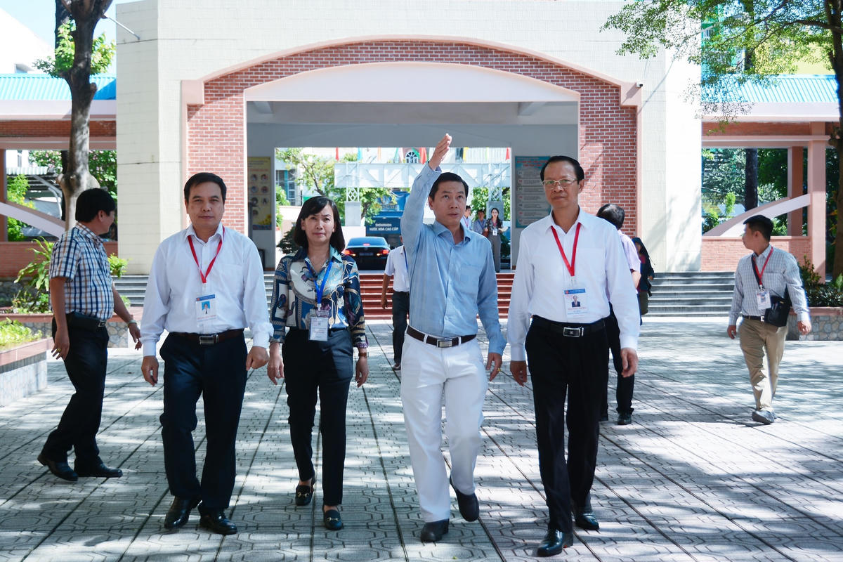 Thứ trưởng Bộ GDĐT Phạm Ngọc Thưởng kiểm tra công tác chuẩn bị thi tốt nghiệp THPT.