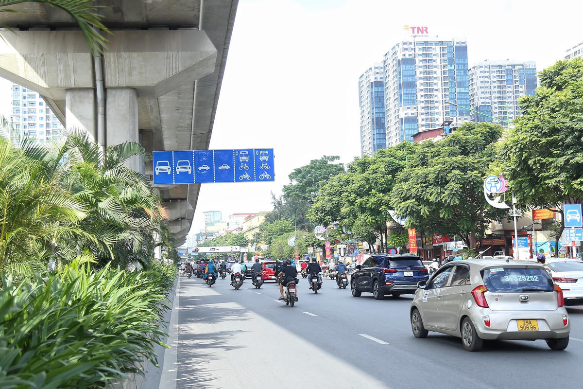 Trong thời gian thí điểm, theo điều chỉnh của Sở GTVT, 2 làn sát vỉa hè sẽ dành cho xe máy, xe thô sơ, xe buýt. Còn xe ô tô được phép hoạt động 3-4 làn sát dải phân cách dành cho xe ô tô được phép hoạt động.
