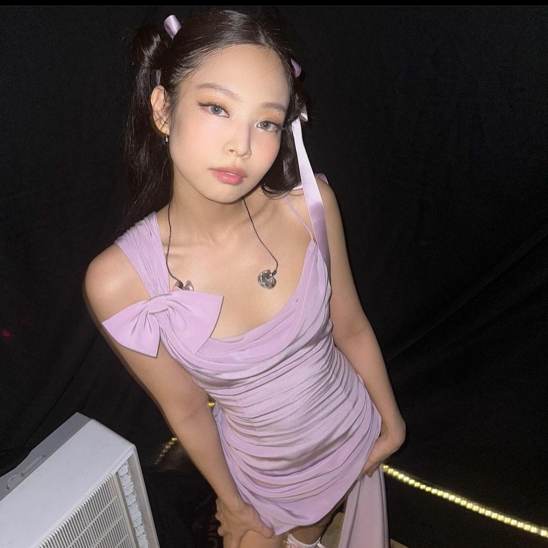 Sau hậu trường, người đẹp Jennie tạo dáng gợi cảm với thân hình thon thả, săn chắc gây "bão" mạng xã hội. Nguồn: Instagram. 