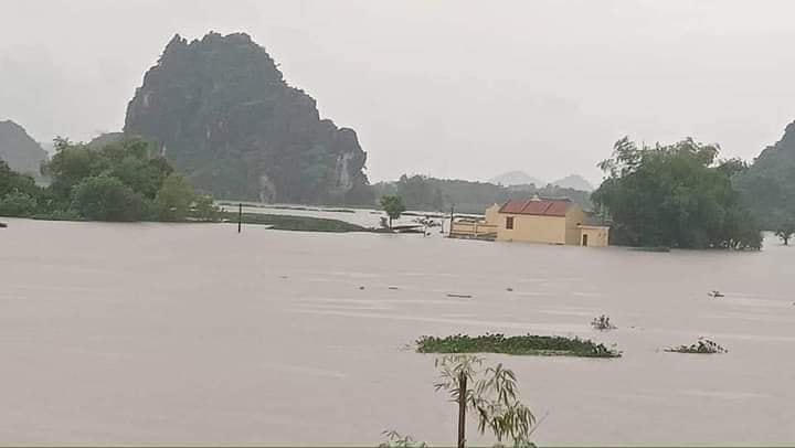 Nhiều căn nhà tại huyện Gia Viễn cũng đang bị ngập nước.